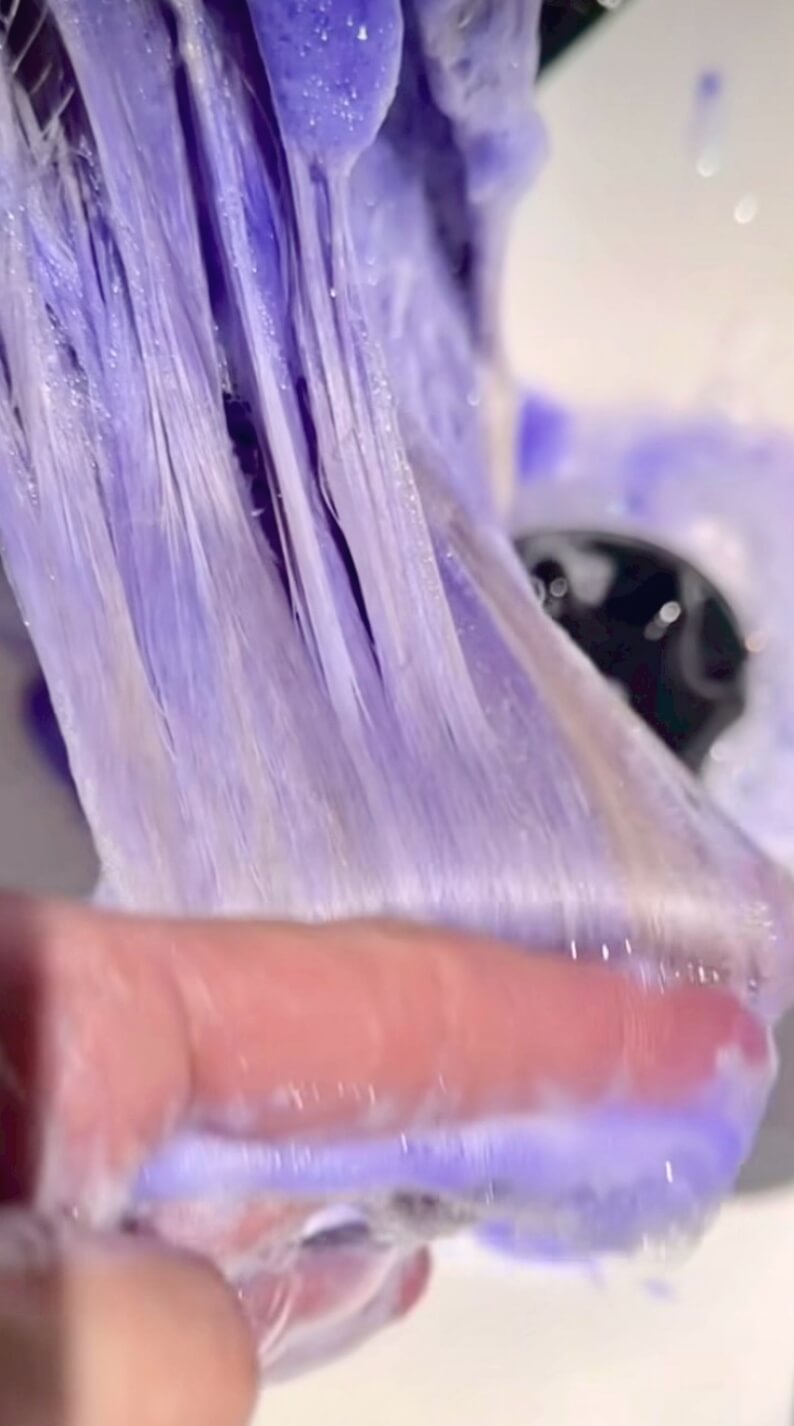 カラーシャンプーを使用している写真