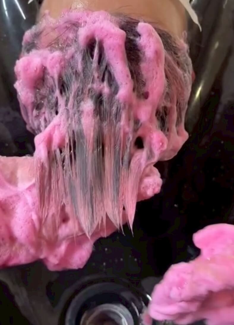 カラーシャンプーを使用している写真